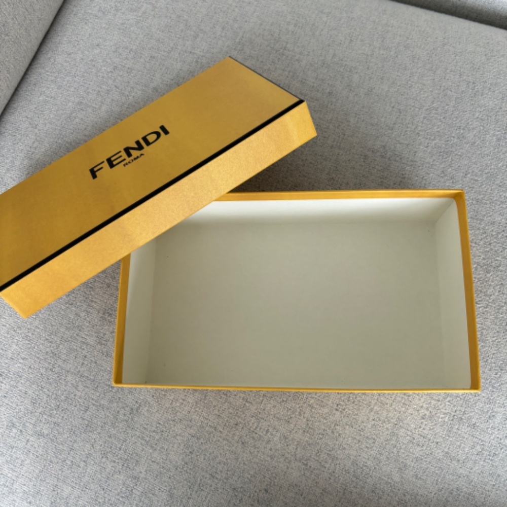 Small Fendi Box - Picture 2 of 3